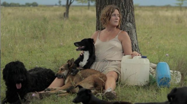 Online. La mujer de los perros.