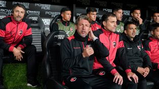 Heinze demuestra calma antes del inicio del partido. Tras el mismo se lo vio alterado y enojado con el árbitro.