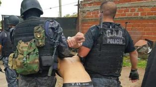 Hallan al sospechoso de dos crímenes en un túnel debajo de la casa de su madre