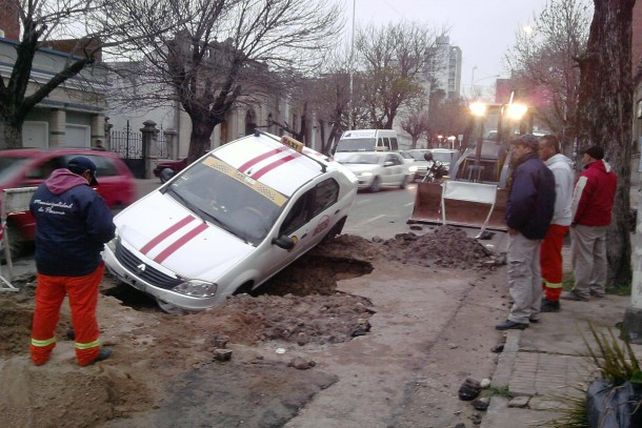 Taxi quedó sumergido casi por completo dentro de un pozo