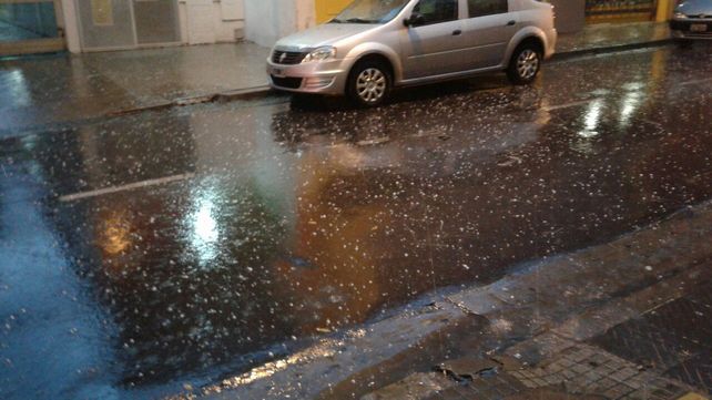 Cayó granizó en Rosario y el asfalto se cubrió de una fina capa blanca