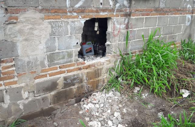 Después de hacer un boquete se llevaron un vehículo y varias cosas del lugar.&nbsp;