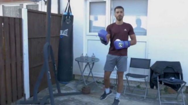 De no creer: enseñaba boxeo online, pero se noqueó a sí mismo y casi pierde un ojo