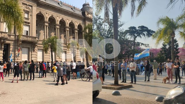13S. Cientos de santafesinos llegaron en vehículos a la plaza 25 de Mayo para manifestarse.