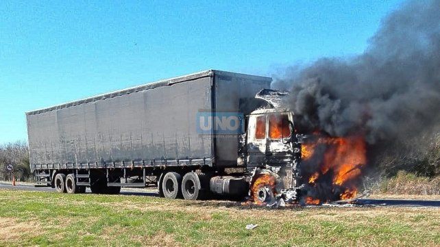 Tensión en la ruta 12: un camión brasilero se incendió