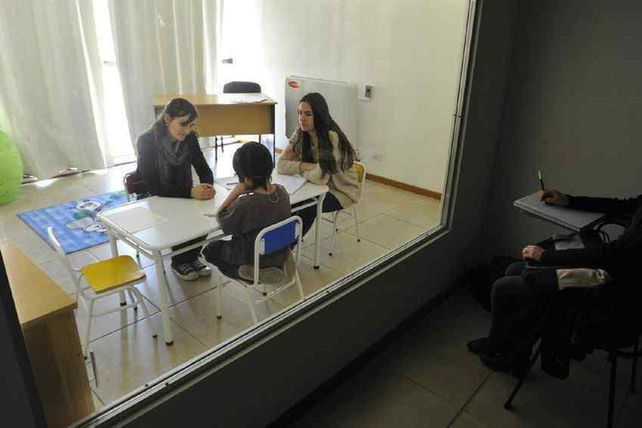 “El tribunal de primera instancia, incumpliendo una prohibición legal expresa, ordenó la íntegra reproducción de las declaraciones prestadas en cámara Gesell