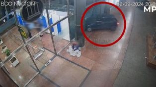 Rosario: así fue el choque del hombre que estrelló su auto contra el banco Nación de la peatonal