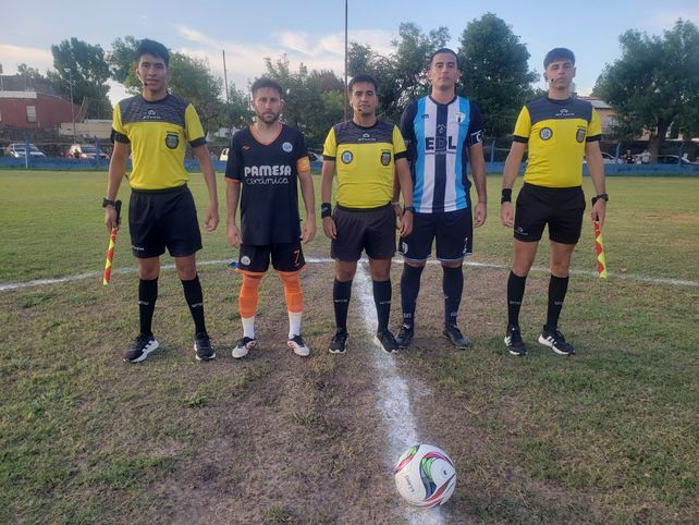 Arbitros y capitanes de Adiur y Banco.