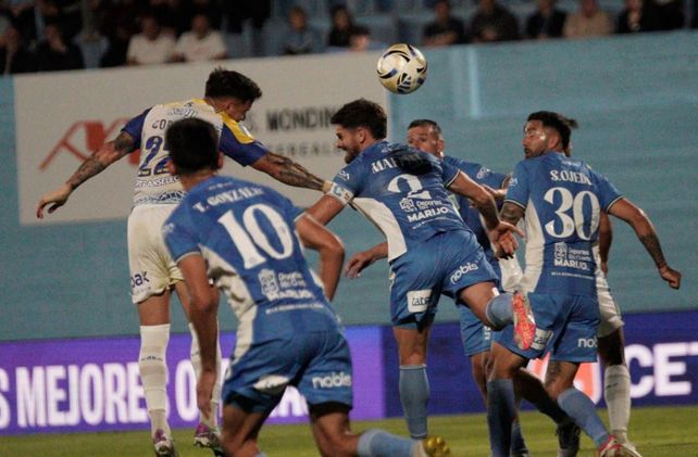 Copetti cabecea al gol y pone a Central arriba en el marcador ante Estudiantes de Río Cuarto.