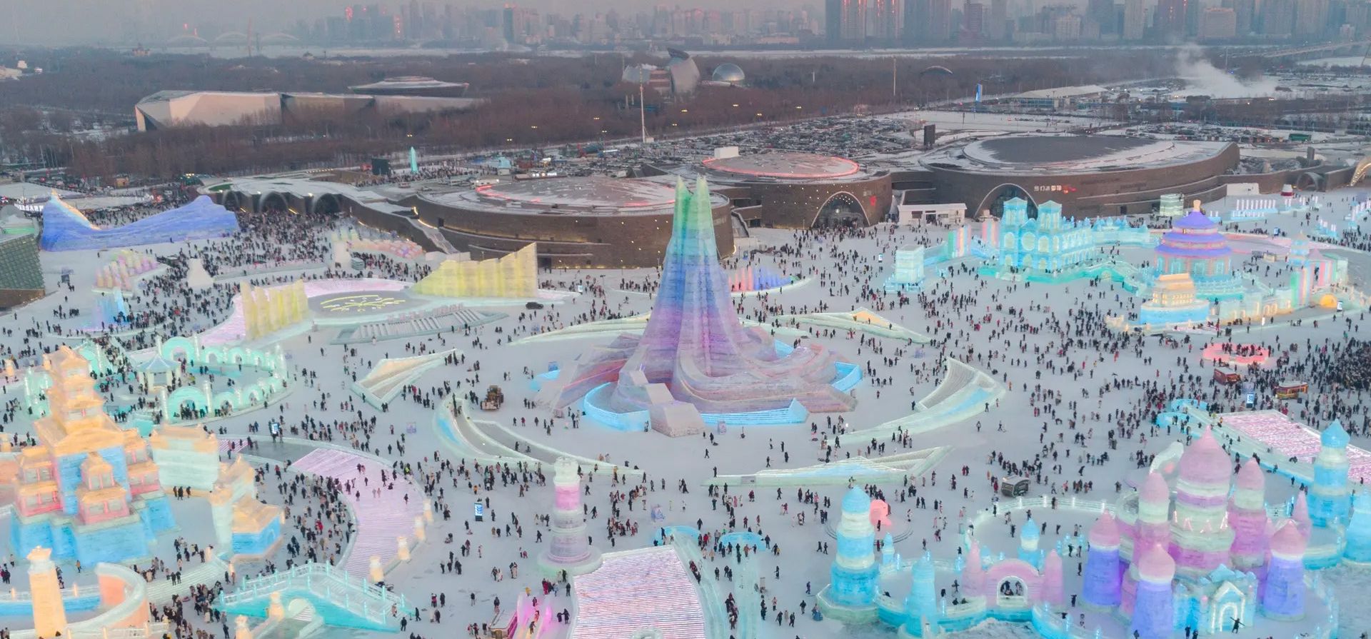 Turistas visitan el Mundo de Hielo-Nieve de Harbin, en el noreste de China. Se han construido más de 1.000 paisajes y esculturas de hielo y nieve para el famoso país de las maravillas invernal anua, Harbin, China. lFotografía: Xinhua/Shutterstock Turistas visitan el Mundo de Hielo-Nieve de Harbin, en el noreste de China. Se han construido más de 1.000 paisajes y esculturas de hielo y nieve para el famoso país de las maravillas invernal anua, Harbin, China. lFotografía: Xinhua/Shutterstock