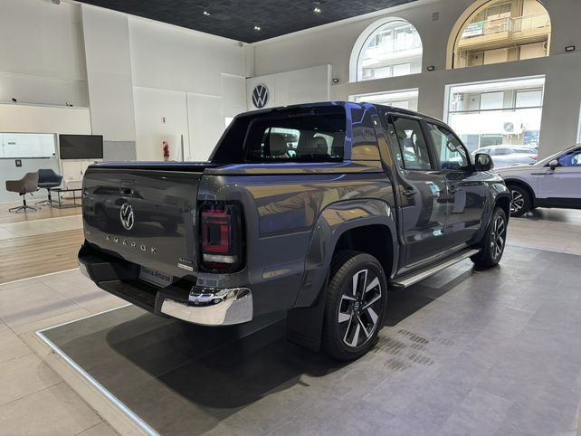 Amarok viene en colores: Azul Atlántico, Gris Indy, Negro Profundo, Plata Pirita, Blanco Puro y Gris Salvia.