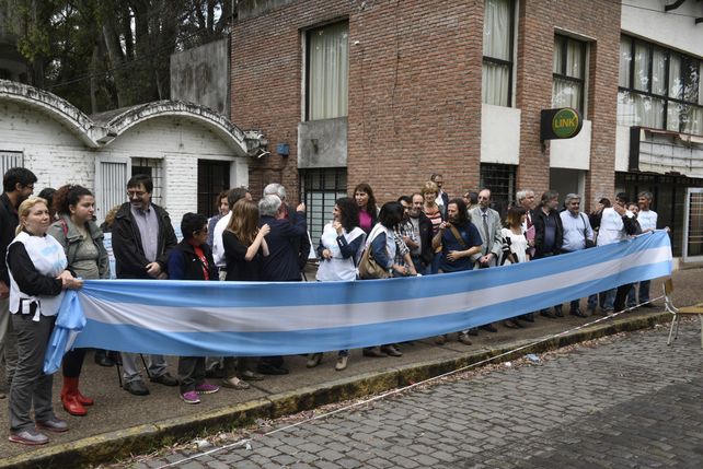 Con la bandera. Los científicos y la comunidad educativa abrazaron ayer simbólicamente los laboratorios.