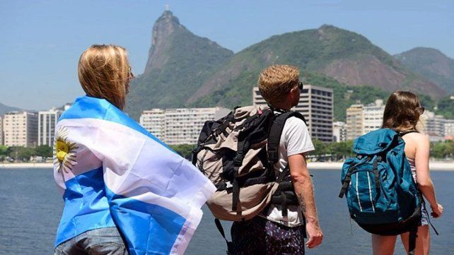En 2025 viajaron al exterior 10 millones de argentinos más que los extranjeros que ingresaron al país. Influyó el precio del dólar. Este añoa pronostican el efecto Mundial