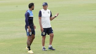 Russo charla mano a mano con Montoya, a quien mandó a la cancha cuando se lesionó Mac Allister.