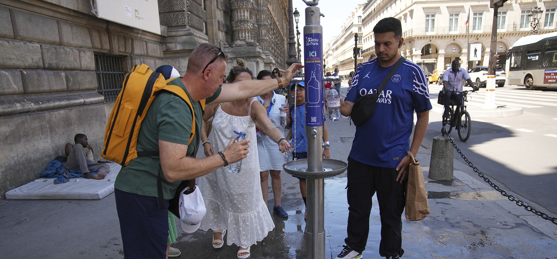 Turistas usan una fuente de agua en la calle durante una ola de calor, el lunes 30 de junio de 2025 en París. (Foto AP/Christophe Ena) Turistas usan una fuente de agua en la calle durante una ola de calor, el lunes 30 de junio de 2025 en París. (Foto AP/Christophe Ena)