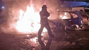 Incendiaron tres autos frente a una comisaría en Rosario