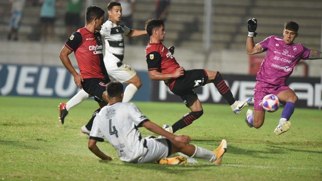 Newells fue una decepción y Claypole lo eliminó de la Copa Argentina