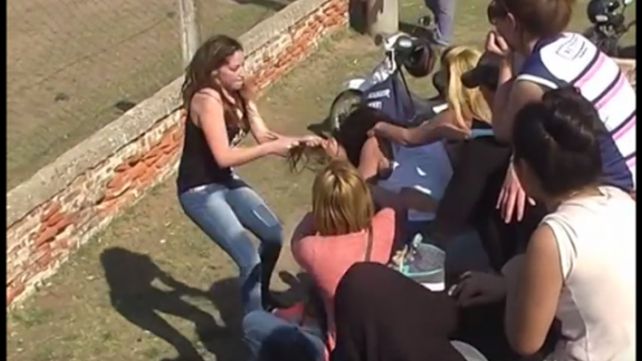 Una de las madres que aparece peleando durante un partido de fútbol hizo su descargo