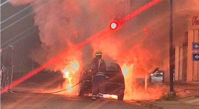 Auto fue consumido por incendio: sus ocupantes iban alcoholizados