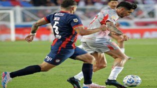 El paranaense Eric Remedi (de espalda) fue titular en San Lorenzo.