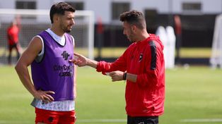 Mariano Soso charla con Juanchón García durante uno de los entrenamientos en Bella Vista. El atacante iría de entrada.