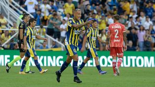 Jhonatan Candia celebra tras convertir de cabeza en la primea fecha del torneo pasado, en el debut de Russo en su quinto ciclo en Central.