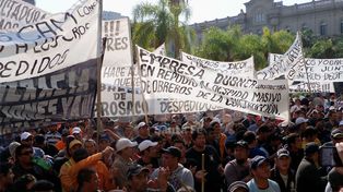 Manifestantes de la Uocra reclamaron por los despidos en toda la provincia