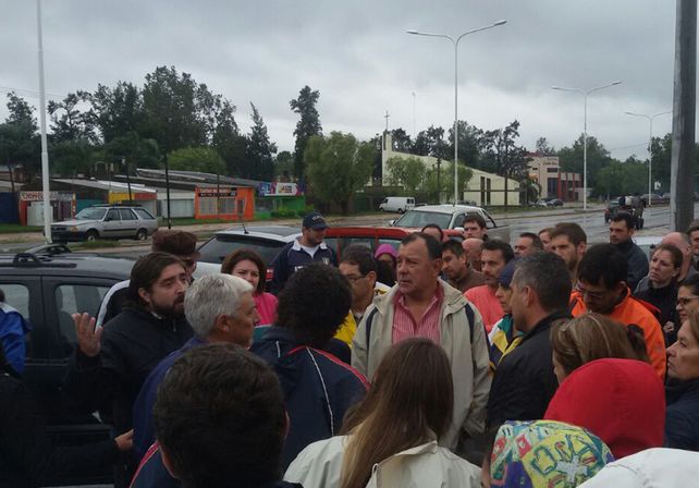 Tal como tenían previsto esta mañana los vecinos se concentraron frente al centro comercial.