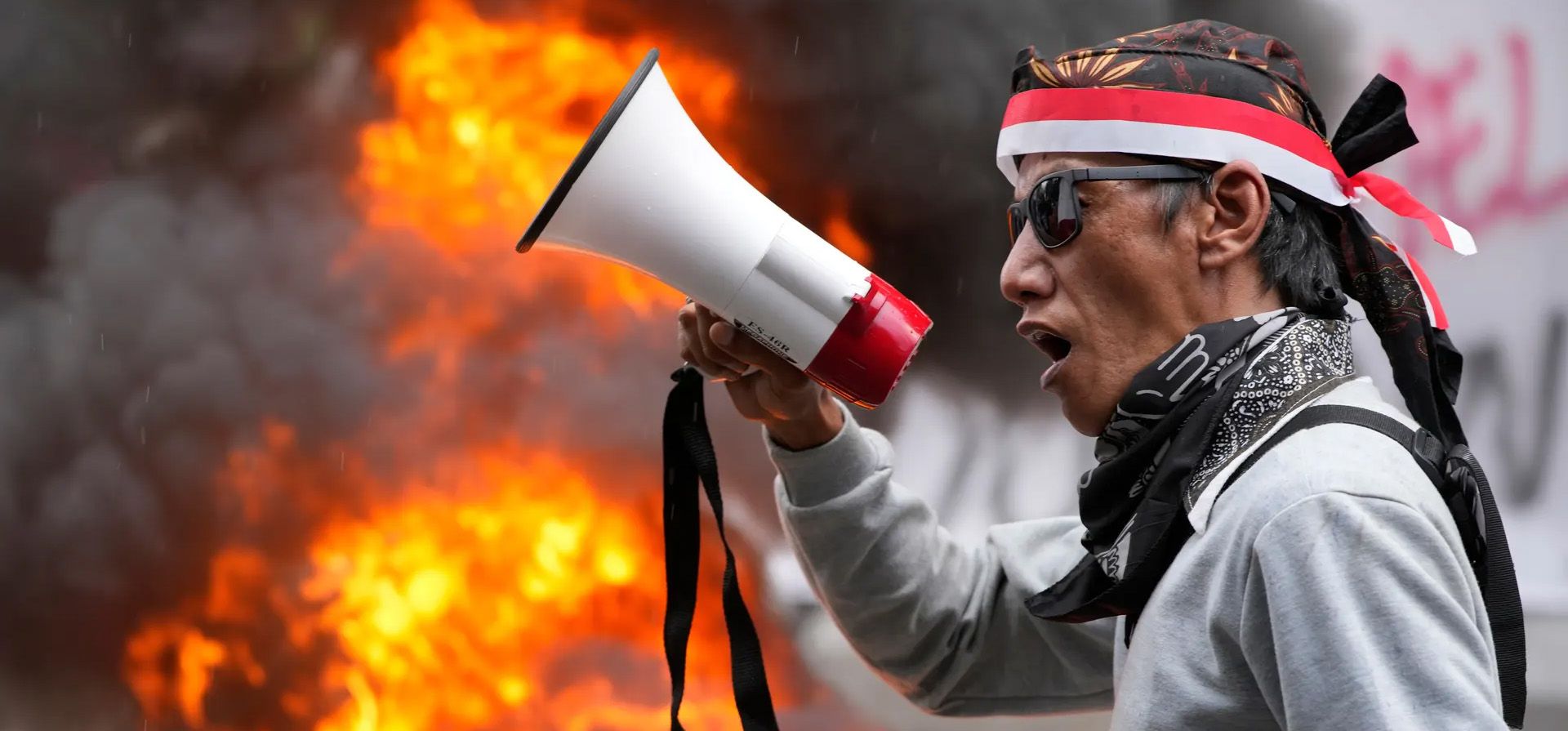 Un hombre grita consignas durante una manifestación contra el presunto fraude en las elecciones presidenciales del mes pasado, frente a la oficina de la Comisión Electoral General, Yakarta, Indonesia. Fotografía: Achmad Ibrahim/AP Un hombre grita consignas durante una manifestación contra el presunto fraude en las elecciones presidenciales del mes pasado, frente a la oficina de la Comisión Electoral General, Yakarta, Indonesia. Fotografía: Achmad Ibrahim/AP