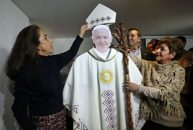 La diseñadora Regina Bastidas (derecha) prueba una vestimenta que llevará Francisco en su visita.