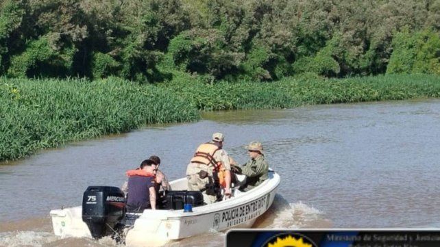 Un hombre de 53 años fue asesinado de un disparo y su hijo de 22 años es intensamente buscado por la Policía como principal sospechoso del crimen.