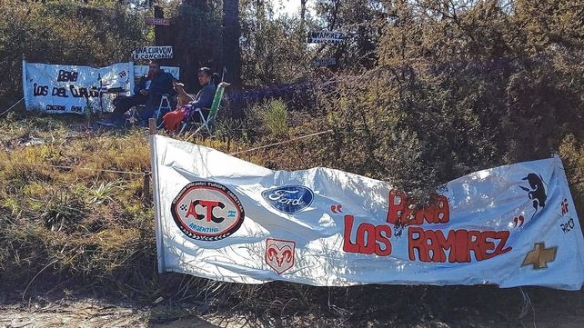 La Peña Los Ramírez desde hace años hacen la vigilia en el acceso del autódromo.