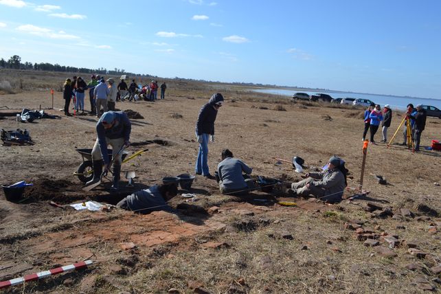 Descubrieron una estructura de lo que podría haber sido el foso del Fuerte Colonial en Melincué. Es la cuarta etapa del programa Entornos a Melincué que comenzó en 2022. &nbsp;