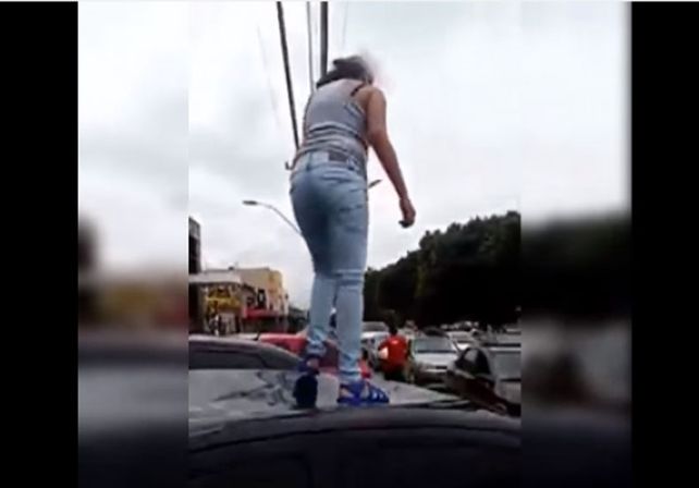Una mujer embarazada destruyó el auto de su marido porque le era infiel
