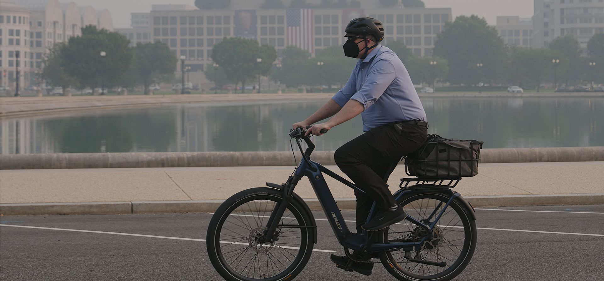 Una persona que lleva mascarilla mientras monta en bicicleta entre una densa humareda provocada por un incendio forestal, el viernes 17 de julio de 2026, cerca del Capitolio de los Estados Unidos en Washington. (Foto AP/Julia Demaree Nikhinson) Una persona que lleva mascarilla mientras monta en bicicleta entre una densa humareda provocada por un incendio forestal, el viernes 17 de julio de 2026, cerca del Capitolio de los Estados Unidos en Washington. (Foto AP/Julia Demaree Nikhinson)