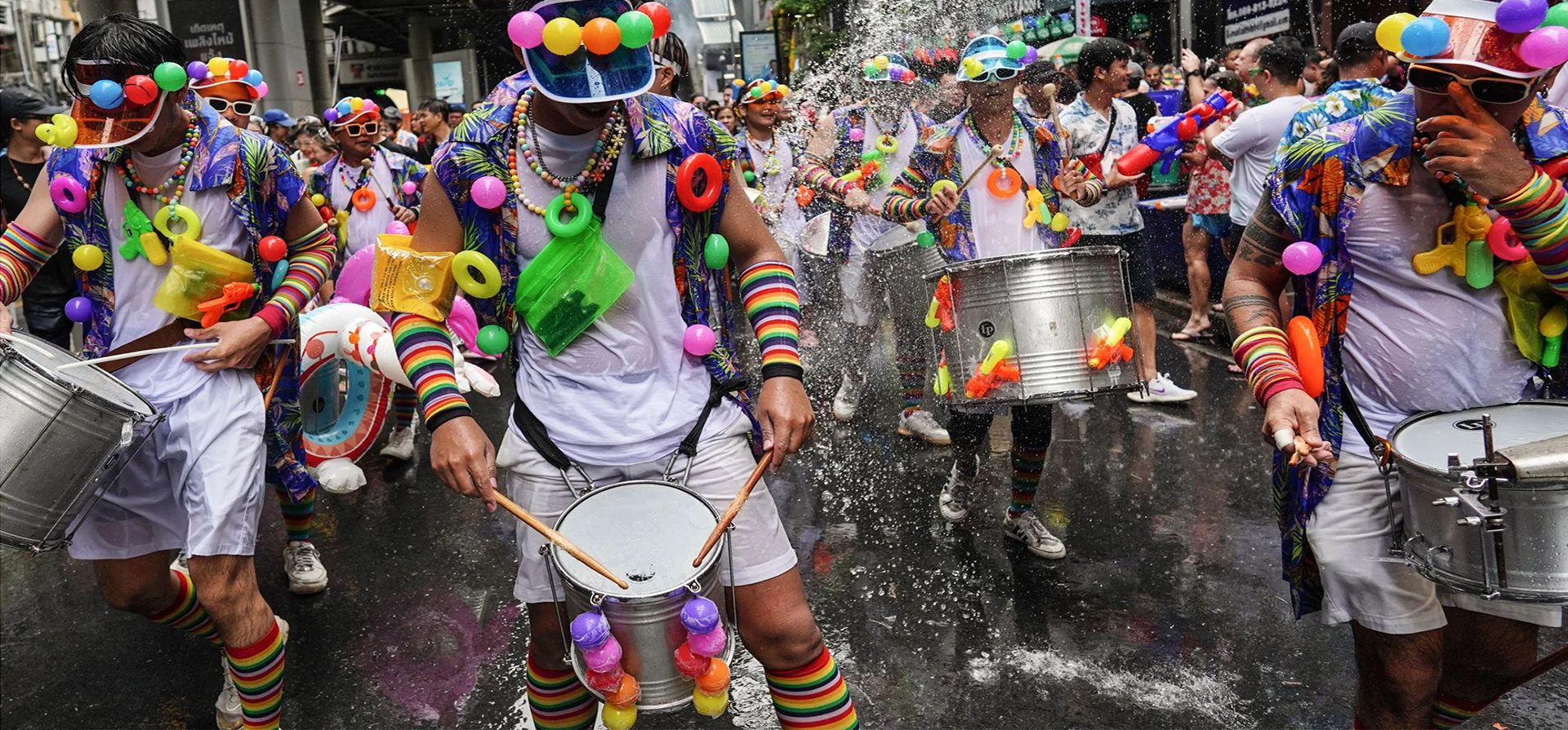 Los artistas participan en un desfile durante el festival anual Songkran, también conocido como el festival del agua, la celebración tradicional del Año Nuevo tailandés, Bangkok, Tailandia. Fotografía: Anusak Laowilas/NurPhoto/Rex/Shutterstock Los artistas participan en un desfile durante el festival anual Songkran, también conocido como el festival del agua, la celebración tradicional del Año Nuevo tailandés, Bangkok, Tailandia. Fotografía: Anusak Laowilas/NurPhoto/Rex/Shutterstock