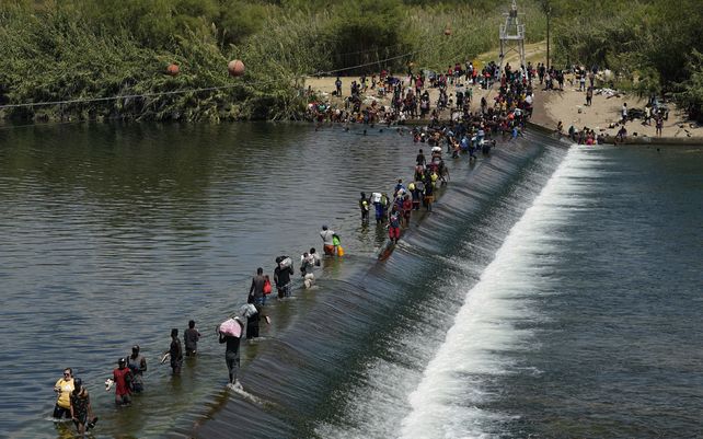 Foto de archivo del 18-09-2021, migrantes haitianos cruzan a Estados Unidos desde México en Del Rio, Texas. El presidente Joe Biden adoptó importantes objetivos políticos progresistas sobre inmigración después de ganar la nominación demócrata.
