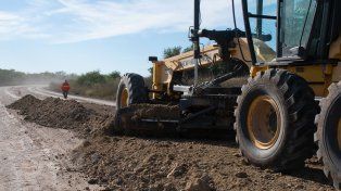 Las obras de mejora en la ruta 33 entre Viale y Maciá están a cargo de zonal XVIII Seguí. En total se utiliza 1.500 m3 del material.