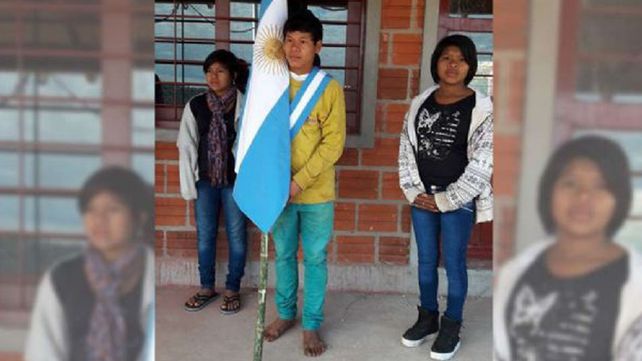 Conmueve al país la cruda foto del nene abanderado descalzo