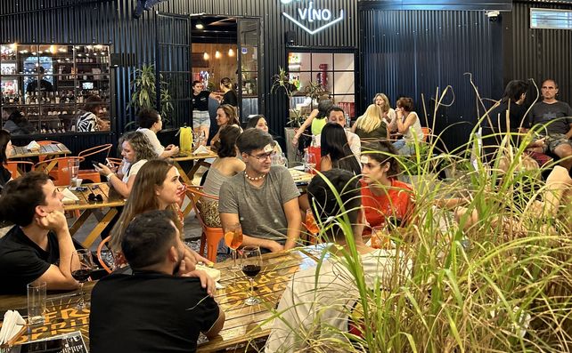 Estudio Vino aprovechó su patio con jardín delantero para sumar más mesas y sillas.