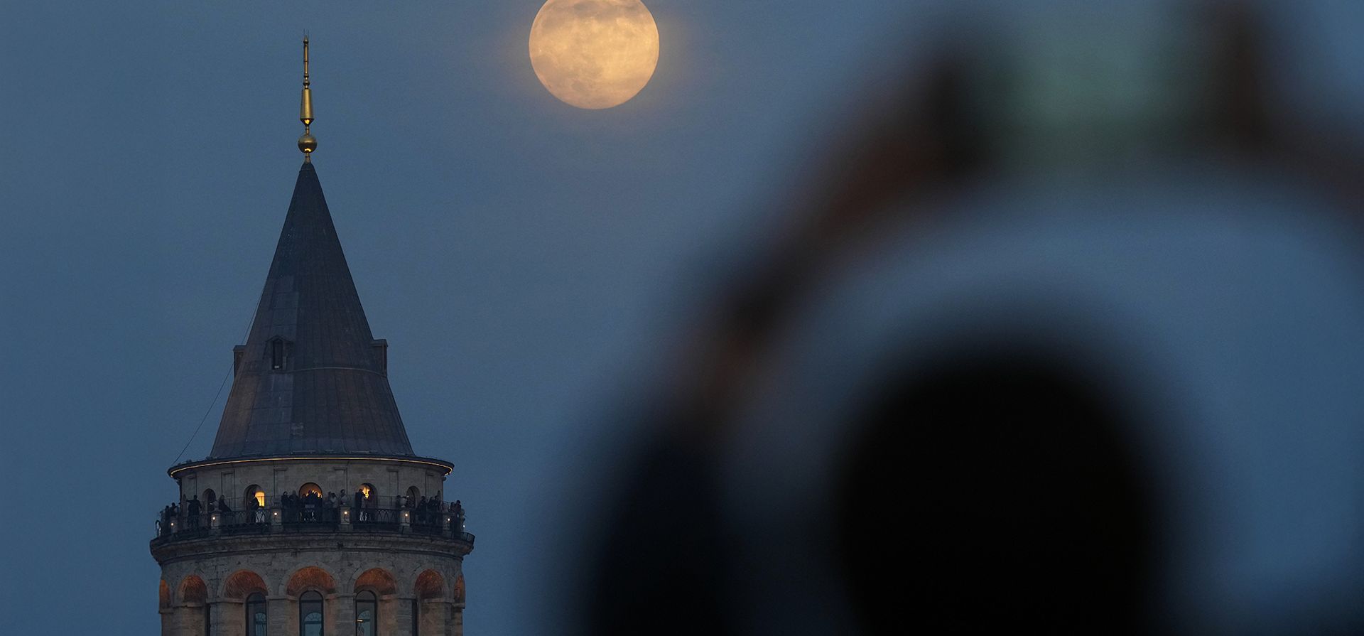 Una mujer toma fotografías mientras una superluna, la última luna llena del año, se eleva en el cielo detrás de la Torre de Gálata, en Estambul, Turquía, el jueves 4 de diciembre de 2025. (Foto AP/Francisco Seco) Una mujer toma fotografías mientras una superluna, la última luna llena del año, se eleva en el cielo detrás de la Torre de Gálata, en Estambul, Turquía, el jueves 4 de diciembre de 2025. (Foto AP/Francisco Seco)