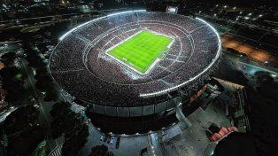 Una socia de River Plate cayó de la tribuna y lucha por su vida.