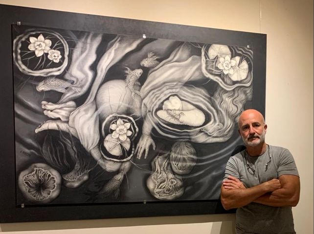 El artista Gabriel Perrone junto a una de las once obras que se podrán ver en El Círculo