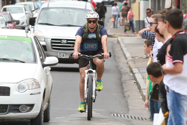 Hoy un ciclista recorriendo las calles de Paraná en su Día. Foto UNO Juan Ignacio Pereira.&nbsp;
