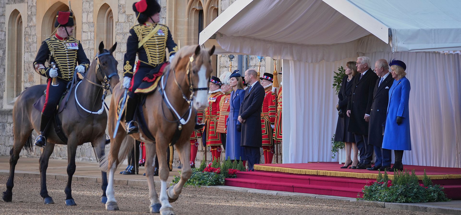 El presidente alemán, Frank-Walter Steinmeier con su esposa Elke Büdenbender y el rey Carlos III de Gran Bretaña y la reina Camila observan el paso de soldados a caballo durante la ceremonia de bienvenida al inicio de su visita de Estado al Reino Unido, en el Castillo de Windsor, Inglaterra, el miércoles 3 de diciembre de 2025. (Foto AP/Kin Cheung, Pool) El presidente alemán, Frank-Walter Steinmeier con su esposa Elke Büdenbender y el rey Carlos III de Gran Bretaña y la reina Camila observan el paso de soldados a caballo durante la ceremonia de bienvenida al inicio de su visita de Estado al Reino Unido, en el Castillo de Windsor, Inglaterra, el miércoles 3 de diciembre de 2025. (Foto AP/Kin Cheung, Pool)