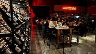 El vino atrae a un público variado en edades y gustos, con bares que crecen en oferta de bodegas.