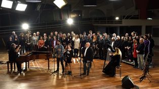 Emotivo homenaje a las víctimas de la AMIA realizado por cien artistas