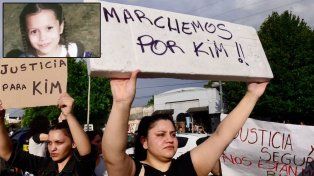 Familiares y vecinos velan a la niña Kim Gómez de 7 años víctima de dos delincuentes menores de edad, en La Plata. Pedido de justicia con incidentes&nbsp;