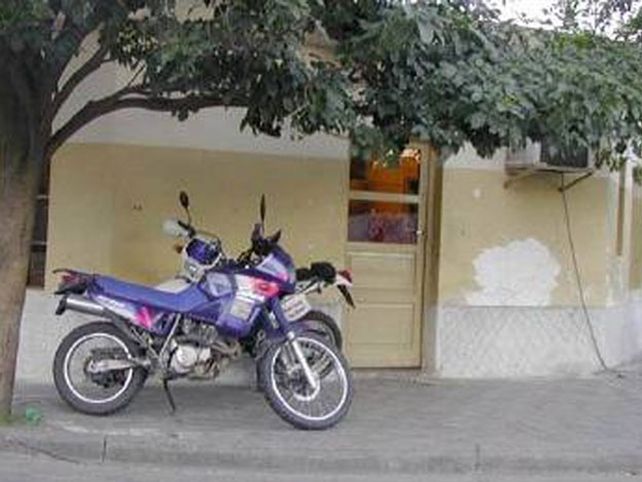 Corría picadas con su bebé a bordo y chocó a un patrullero cuando intentaba escapar