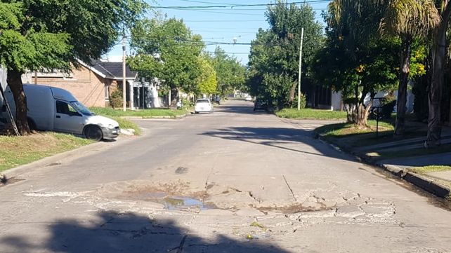 El pozo convertido en cráter está ubicado en Agustín Delgado al 3200